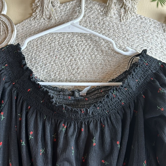 Black with roses off the shoulder crop top - Picture 5 of 8